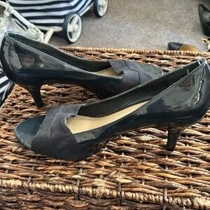 Ellen Tracy dark blue heels